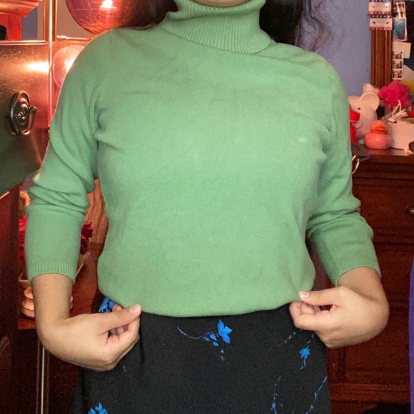 Green Loft Turtleneck - Picture 2 of 3